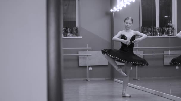 Młoda balerina w ładnej sukience ćwiczy w studio — Wideo stockowe