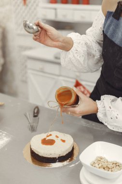 Fındıklı çikolatalı pasta ile süslenmiş kadın.