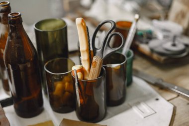 Bir adam şişeyi bardağa doldurur.