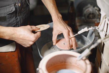 Bir adam şişeyi bardağa doldurur.