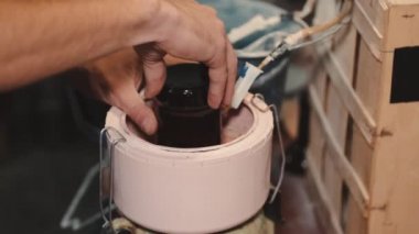 El sanatları adamı özel bir makinede siyah cam parlatıyor.
