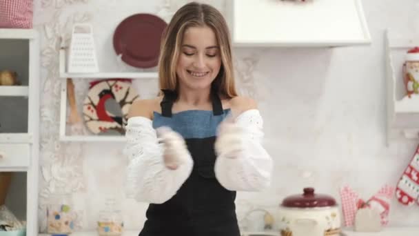 Mulher europeia bonita se divertindo com farinha na cozinha — Vídeo de Stock