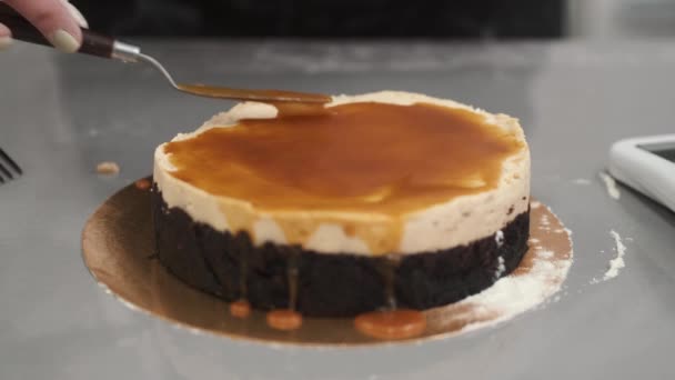 Femmina chef sta lavorando sulla torta, in piedi a tavola in cucina — Video Stock