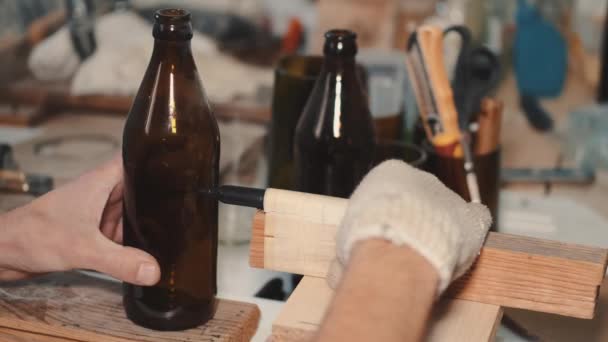 Artigianato uomo taglio bottiglia di birra con uno strumento — Video Stock