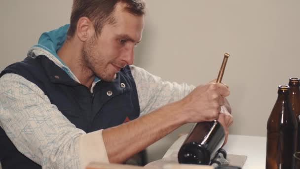 手工艺者用工具切割啤酒瓶上部 — 图库视频影像