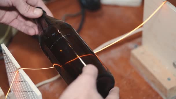 Handwerker schneidet Oberteil einer Bierflasche mit Werkzeug ab — Stockvideo