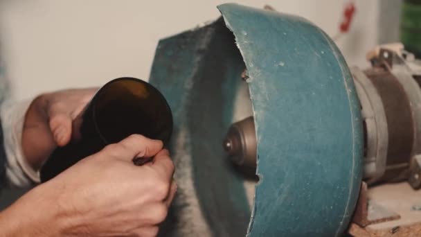 Hantverkaren polerar mörkt glas i en speciell maskin — Stockvideo