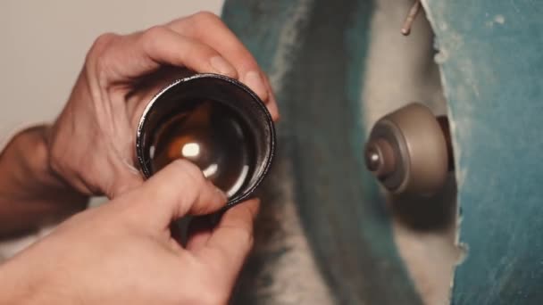 Artesanía hombre está puliendo vidrio oscuro en una máquina especial — Vídeos de Stock