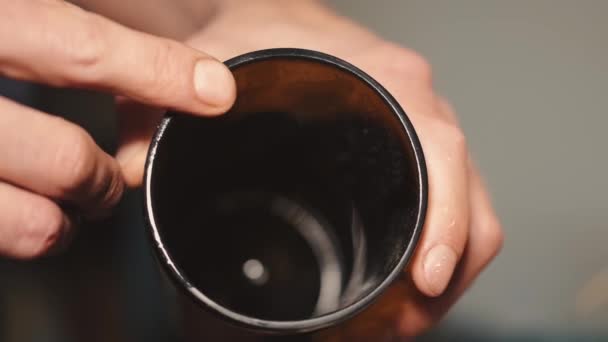 Artisanat homme est le polissage du verre sombre dans une machine spéciale — Video