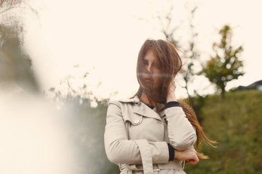 Sonbahar parkında zarif bir kadın.