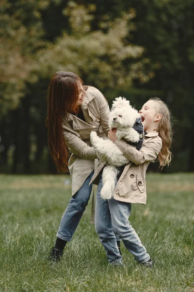 Família feliz se divertindo na floresta de outono — Fotografia de Stock