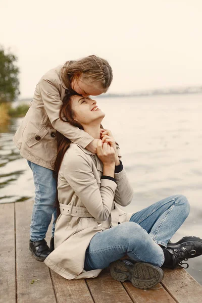 Nette und stylische Familie im Herbstpark — Stockfoto