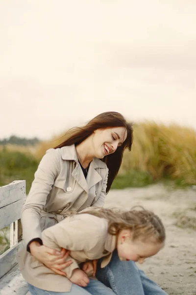 Famille mignonne et élégante dans un parc d'automne — Photo