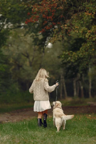 Famiglia felice divertirsi nella foresta autunnale — Foto Stock