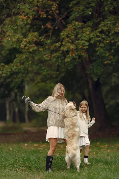 Família feliz se divertindo na floresta de outono — Fotografia de Stock