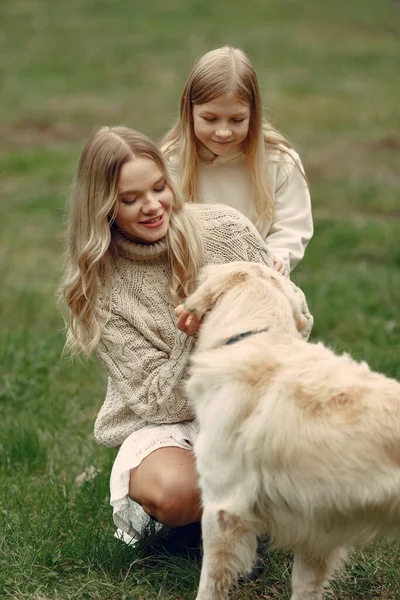 Família feliz se divertindo na floresta de outono — Fotografia de Stock