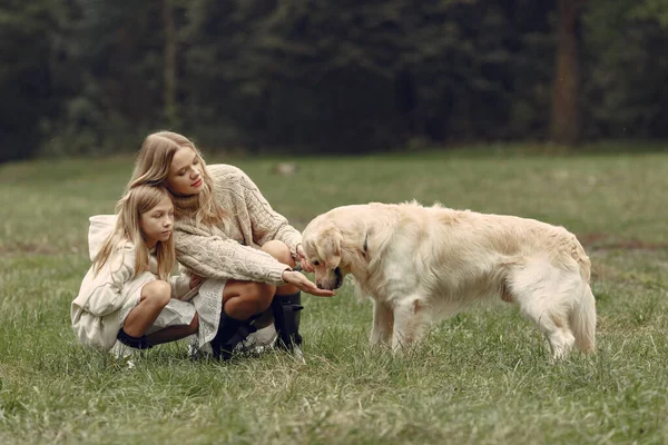 Familia feliz divirtiéndose en bosque de otoño — Foto de Stock