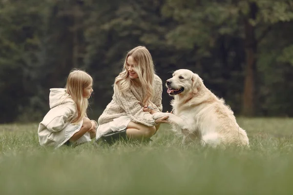 Família feliz se divertindo na floresta de outono — Fotografia de Stock