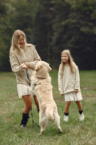 Famiglia felice divertirsi nella foresta autunnale — Foto Stock