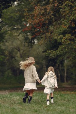 Sonbahar parkında şirin ve şık bir aile.