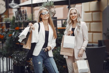 Bir yaz şehrinde iki zarif kadın