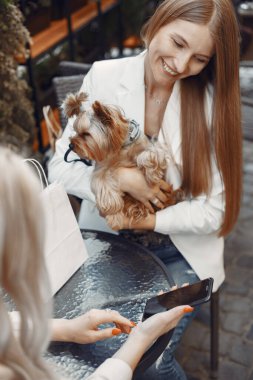 Yaz şehrinde zarif bir kadın.