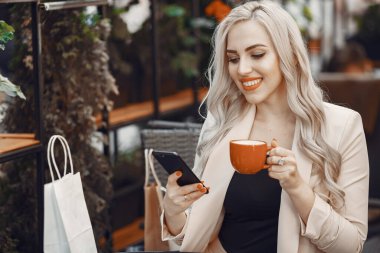 Yazlık kafede oturan zarif bir kadın.