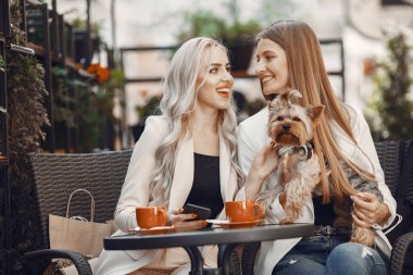 Yazlık kafede oturan zarif kadınlar.