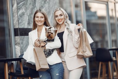 Bir yaz şehrinde iki zarif kadın