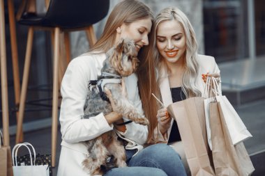 Bir yaz şehrinde iki zarif kadın