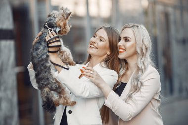 Yaz şehrinde zarif kadınlar.