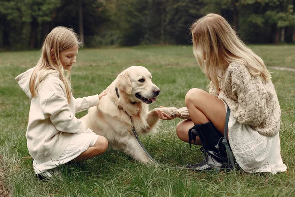 Família feliz se divertindo na floresta de outono — Fotografia de Stock