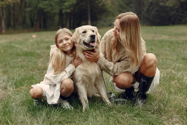 Lycklig familj som roar sig i höstskogen — Stockfoto