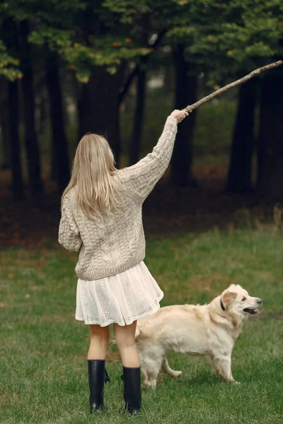 Promenades en forêt d'automne avec un chien — Photo