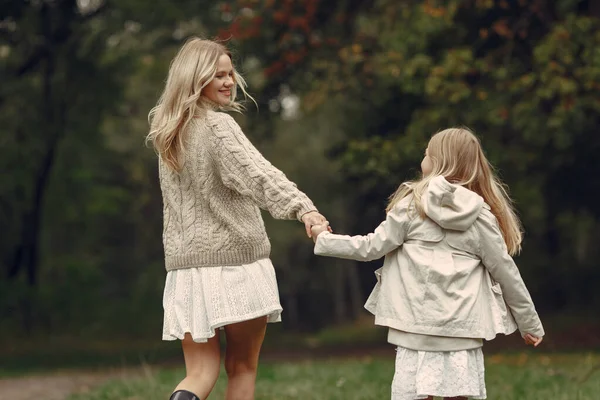 Nette und stylische Familie im Herbstpark — Stockfoto