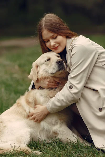 Mujer pasea en el bosque de otoño con un perro — Foto de Stock