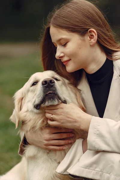 Žena chodí v podzimním lese se psem — Stock fotografie