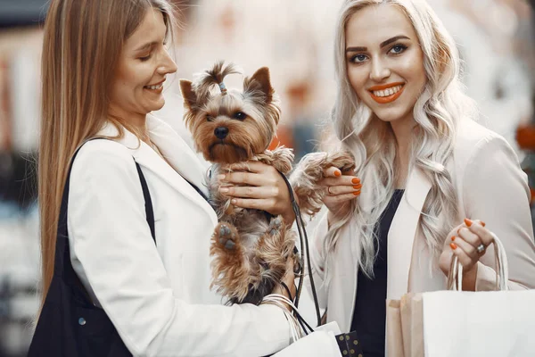 Twee elegante vrouwen in een zomerstad — Stockfoto