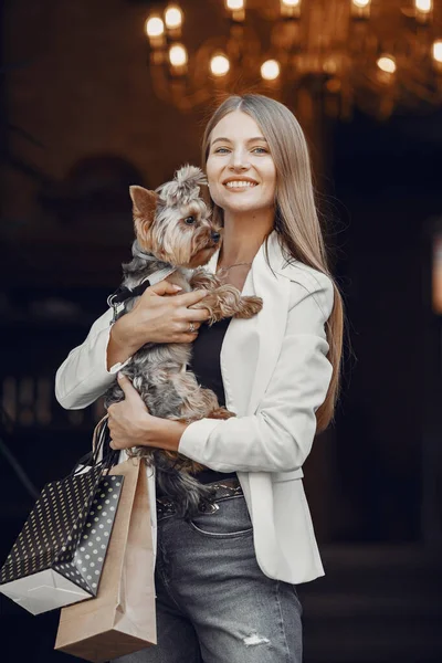 Elegante vrouw in een zomerstad — Stockfoto