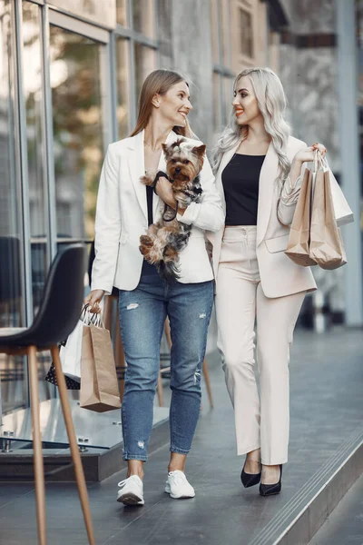 Dos mujeres elegantes en una ciudad de verano — Foto de Stock