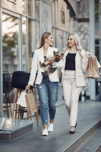 Dos mujeres elegantes en una ciudad de verano — Foto de Stock