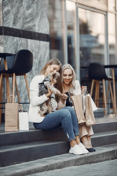 Two elegant women in a summer city — Stock Photo, Image