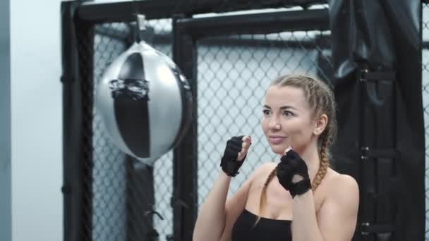 Jonge vrouw doet bokstraining in de sportschool — Stockvideo
