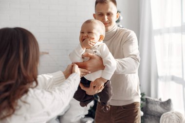 Evde Noel kıyafetleri içinde bir aile