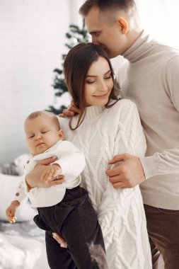 Evde Noel kıyafetleri içinde bir aile