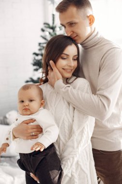 Evde Noel kıyafetleri içinde bir aile