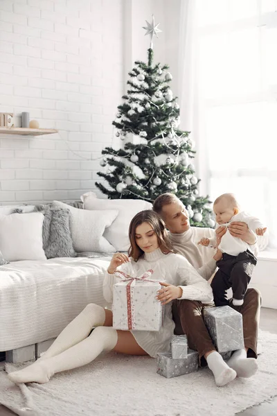 Famille en vêtements de Noël à la maison — Photo