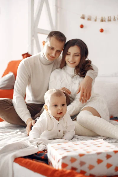 Famiglia in abiti natalizi a casa — Foto Stock