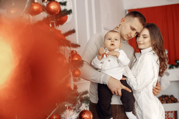 Familie in Weihnachtskleidung zu Hause — Stockfoto