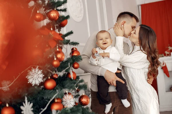 Familie in Weihnachtskleidung zu Hause — Stockfoto